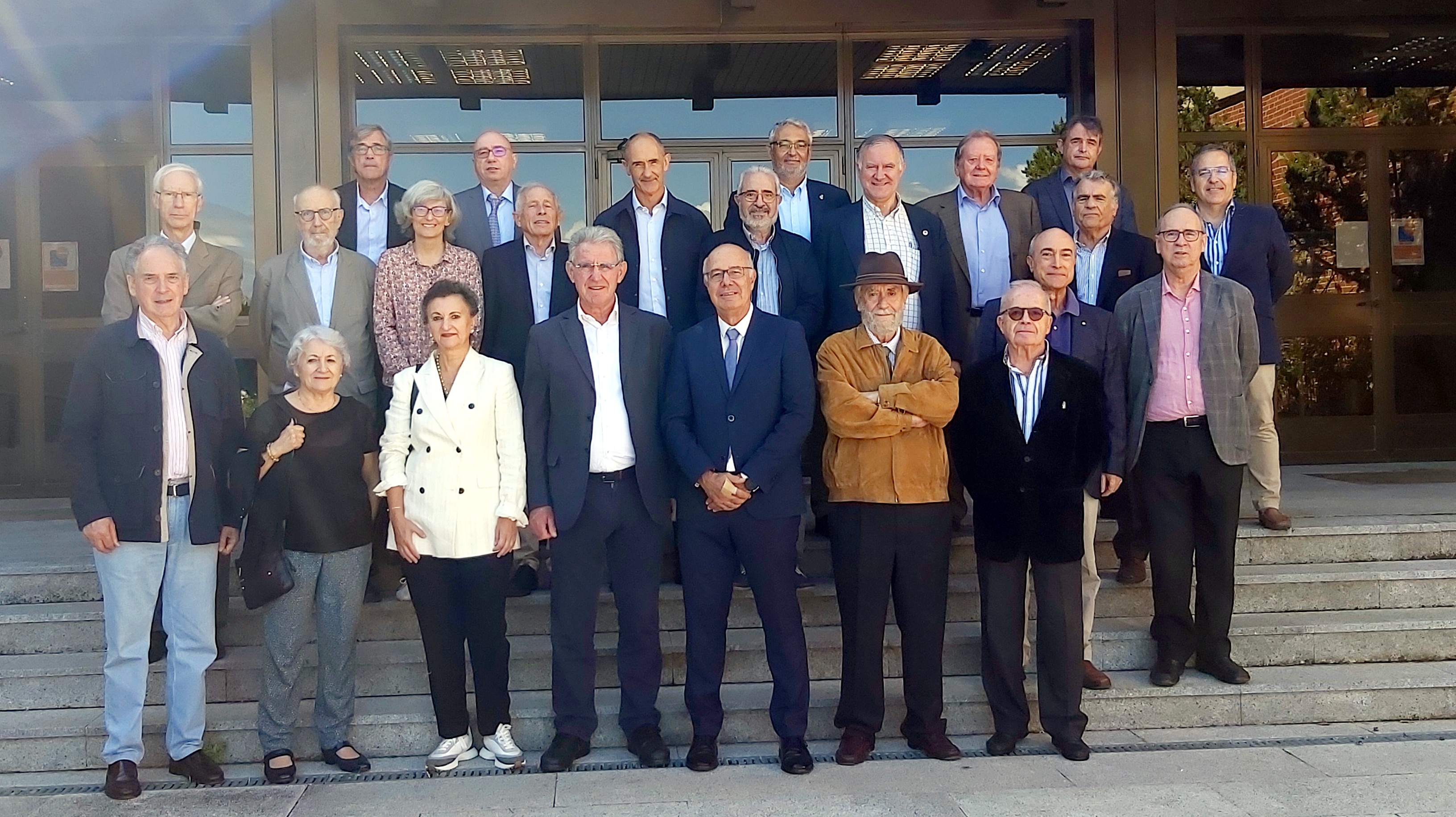 Miembros de la Real Academia de Ciendias junto equipo directivo del CEM