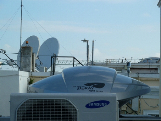 Antena móvil TW durante la maniobra de despliegue. Al fondo las antena TW1 y TW2 del ROA.