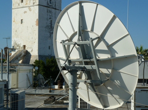 En primer plano la antena de la estación TW1 del ROA. Al fondo la antena de la estación móvil durante la visita al ROA.