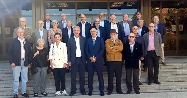 Miembros de la Real Academia de Ciendias junto equipo directivo del CEM